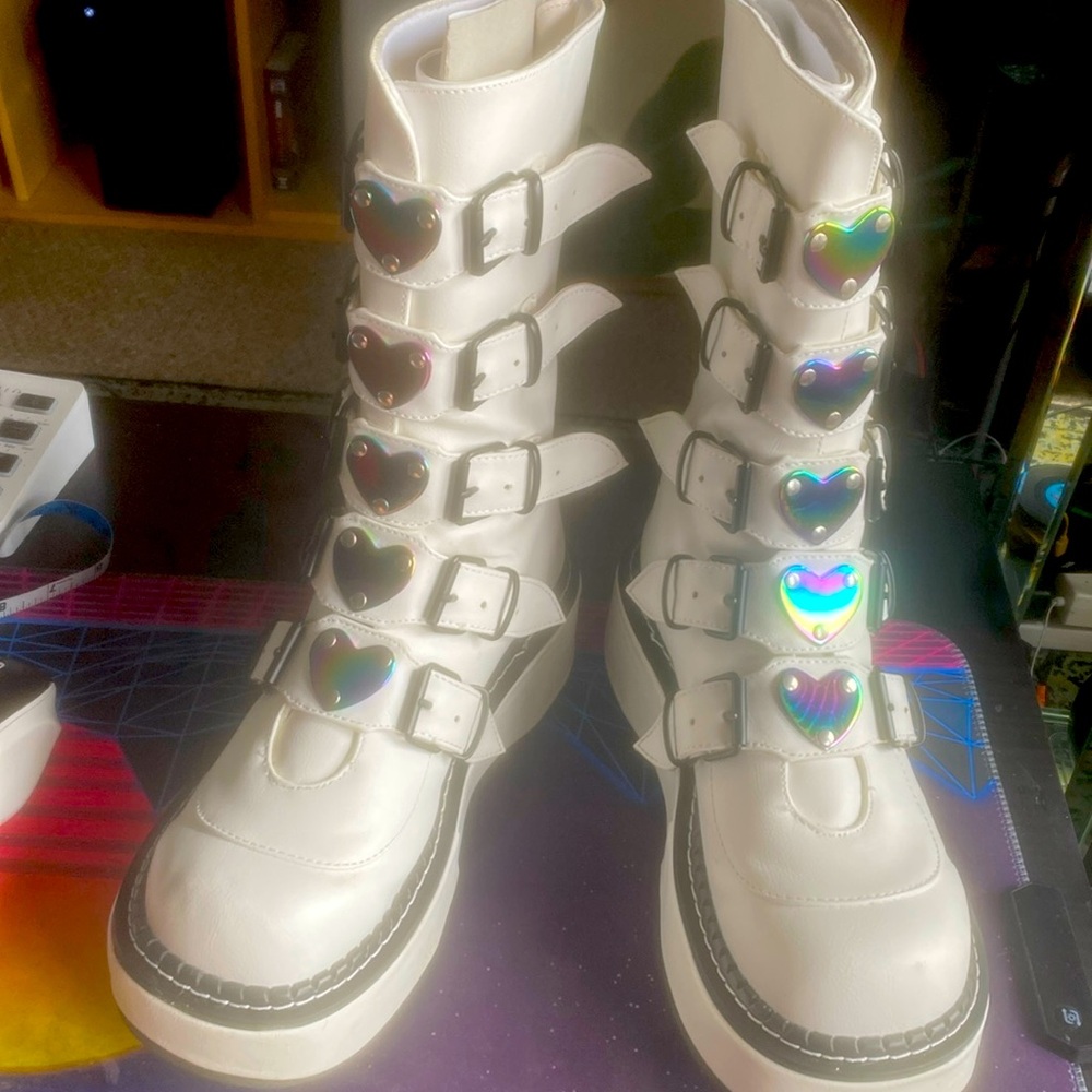 VG++ Like New! DEMONIA Emily white vegan stompers w/ iridescent hearts | 11